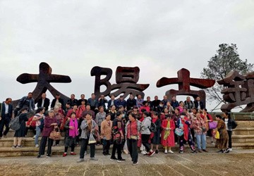 总商会务副会长兼秘书长张志雄企业“太行菊”展第一天，大阳古镇再次迎来了千人团！