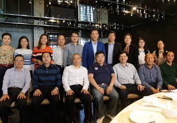 举行四月份集体生日交流会暨新增补第四届理事会领导成员授牌仪式