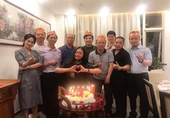 举办四月份五月份会员集体生日会